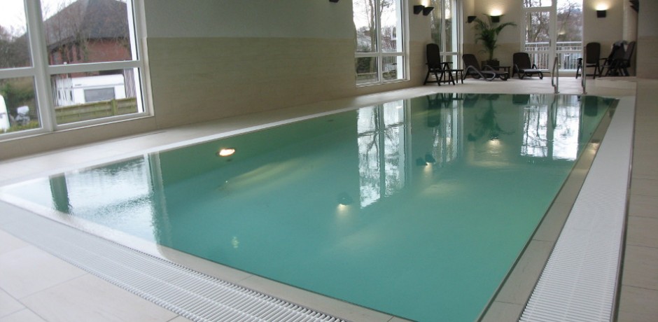 Das Schwimmbecken im Untergeschoss des Hauses lädt zum Erholen ein - hier kann man die Seele baumeln lassen.