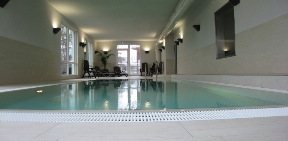 Den Wellnessbereich im Haus mit Schwimmbad, Sauna, Infrarotkabine und Dampfbad erreicht man mühelos zu Fuß oder per Aufzug