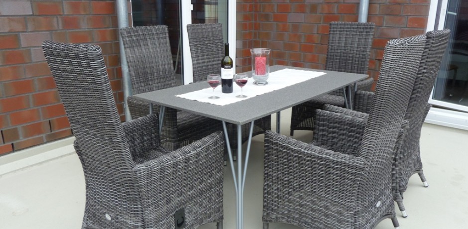 Der großzügige Balkon und die gemütlichen Sitzgelegenheiten der Ferienwohnung bietet einen herrlichen Platz für ein Frühstück an der Sonne