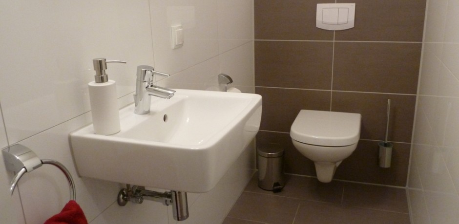 Die Ferienwohnung 4.09 bietet neben dem hochwertigen Badezimmer auch ein separates Gäste-WC